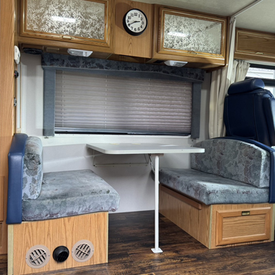 モーターホーム車内イメージ01