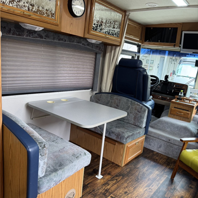 モーターホーム車内イメージ02